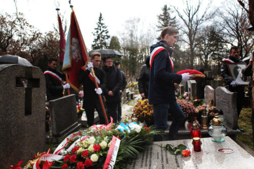 ceremonia złożenia wieńca na grobie Chołodeckiego na cmentarzu Rakowickim