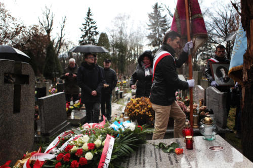 ceremonia złożenia wieńca na grobie Chołodeckiego na cmentarzu Rakowickim