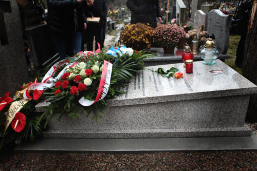 ceremonia złożenia wieńca na grobie Chołodeckiego na cmentarzu Rakowickim