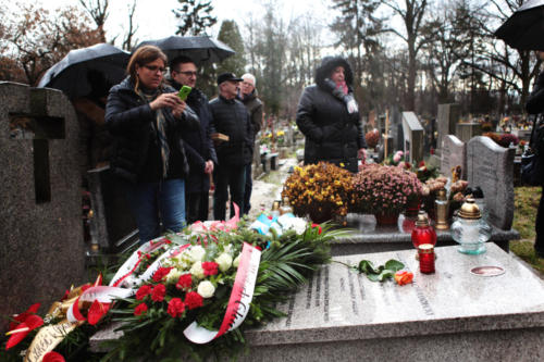 ceremonia złożenia wieńca na grobie Chołodeckiego na cmentarzu Rakowickim