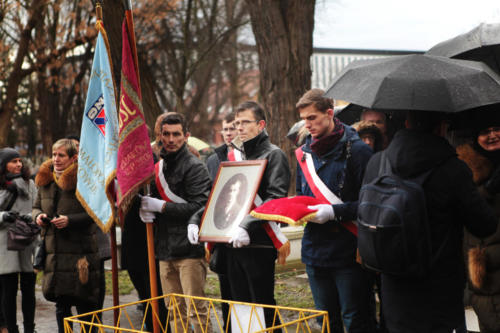 ceremonia złożenia wieńca na grobie Chołodeckiego na cmentarzu Rakowickim