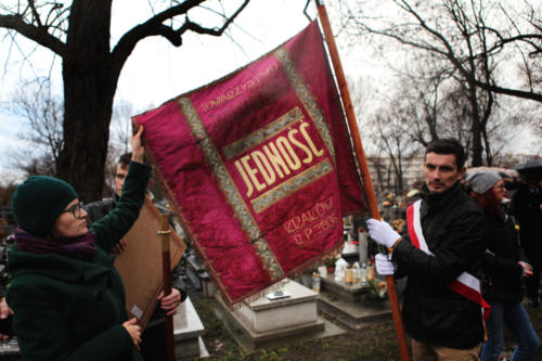 ceremonia złożenia wieńca na grobie Chołodeckiego na cmentarzu Rakowickim