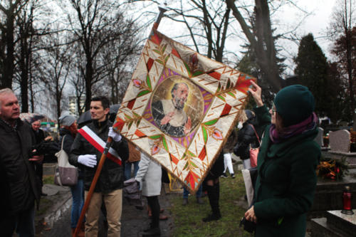 ceremonia złożenia wieńca na grobie Chołodeckiego na cmentarzu Rakowickim
