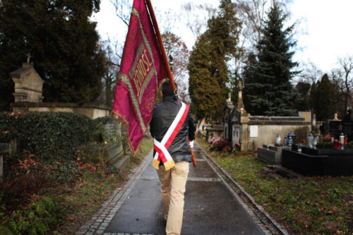 ceremonia złożenia wieńca na grobie Chołodeckiego na cmentarzu Rakowickim