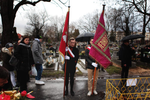 ceremonia złożenia wieńca na grobie Chołodeckiego na cmentarzu Rakowickim