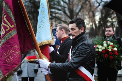 ceremonia złożenia wieńca na grobie Chołodeckiego na cmentarzu Rakowickim