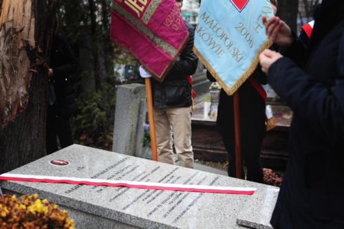 ceremonia złożenia wieńca na grobie Chołodeckiego na cmentarzu Rakowickim