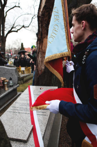 ceremonia złożenia wieńca na grobie Chołodeckiego na cmentarzu Rakowickim