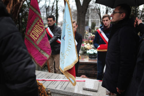 ceremonia złożenia wieńca na grobie Chołodeckiego na cmentarzu Rakowickim