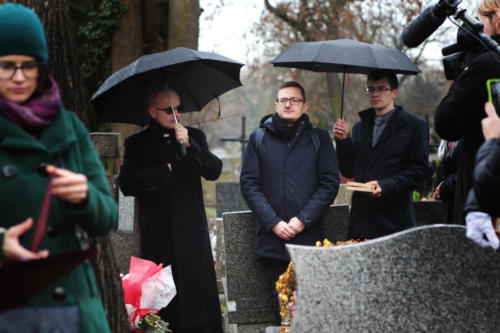 ceremonia złożenia wieńca na grobie Chołodeckiego na cmentarzu Rakowickim