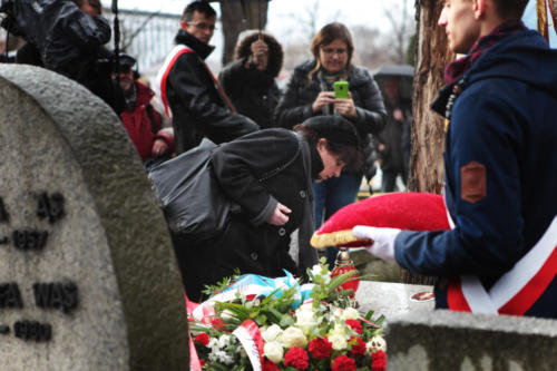 ceremonia złożenia wieńca na grobie Chołodeckiego na cmentarzu Rakowickim