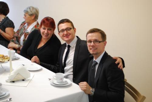 Przyjęcie podczas obchodów jubileuszu. Od lewej: Halina Grzeszczuk (tłumacz), Tomasz Adam Świderski, Maciej Zagórowicz (instruktor). Fot. Iwona Rozbicka